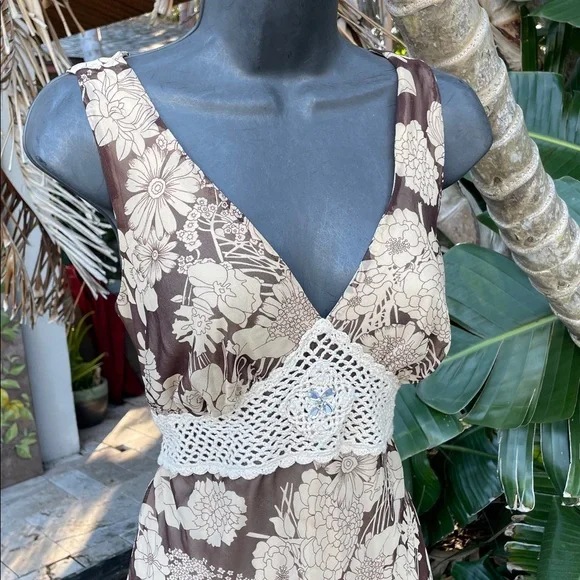 polkadot floral and crochet silk dress with tiered skirt - Picture 3 of 9